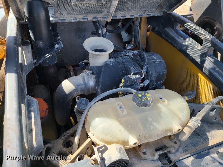 image for item IF9470 2014 John Deere 318E  skid steer loader