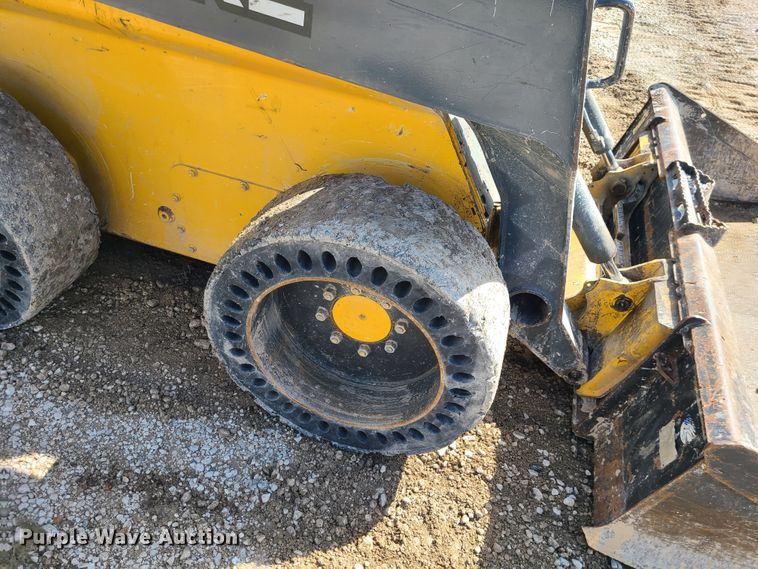 image for item IF9470 2014 John Deere 318E  skid steer loader