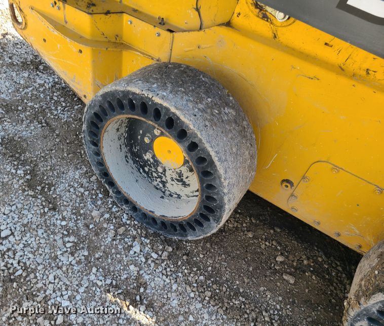 image for item IF9470 2014 John Deere 318E  skid steer loader