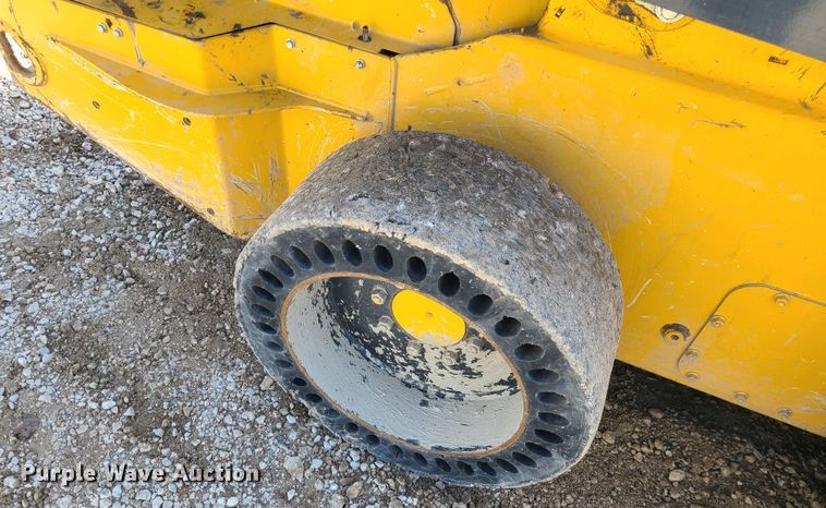 image for item IF9470 2014 John Deere 318E  skid steer loader