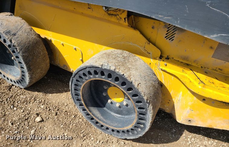 image for item IF9470 2014 John Deere 318E  skid steer loader