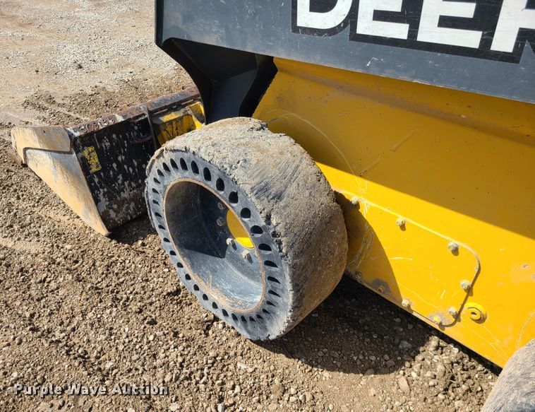 image for item IF9470 2014 John Deere 318E  skid steer loader