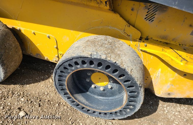 image for item IF9470 2014 John Deere 318E  skid steer loader
