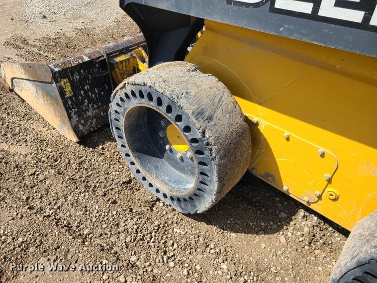 image for item IF9470 2014 John Deere 318E  skid steer loader