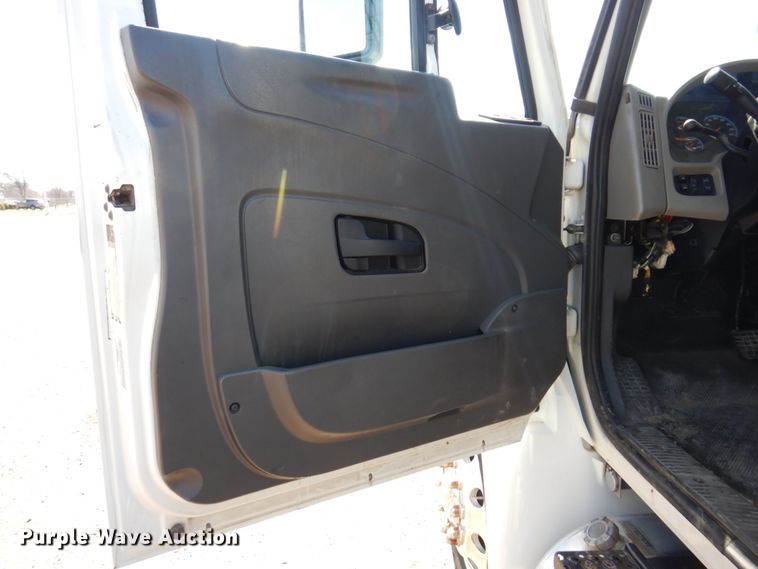 image for item IM9876 2013 International 4300  rollback truck