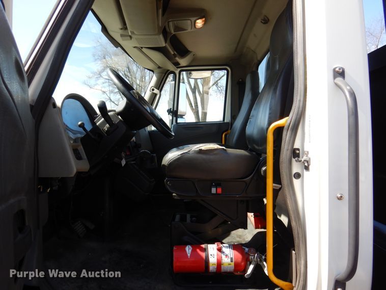 image for item IM9876 2013 International 4300  rollback truck