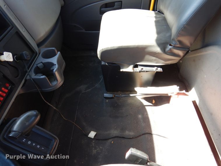 image for item IM9876 2013 International 4300  rollback truck