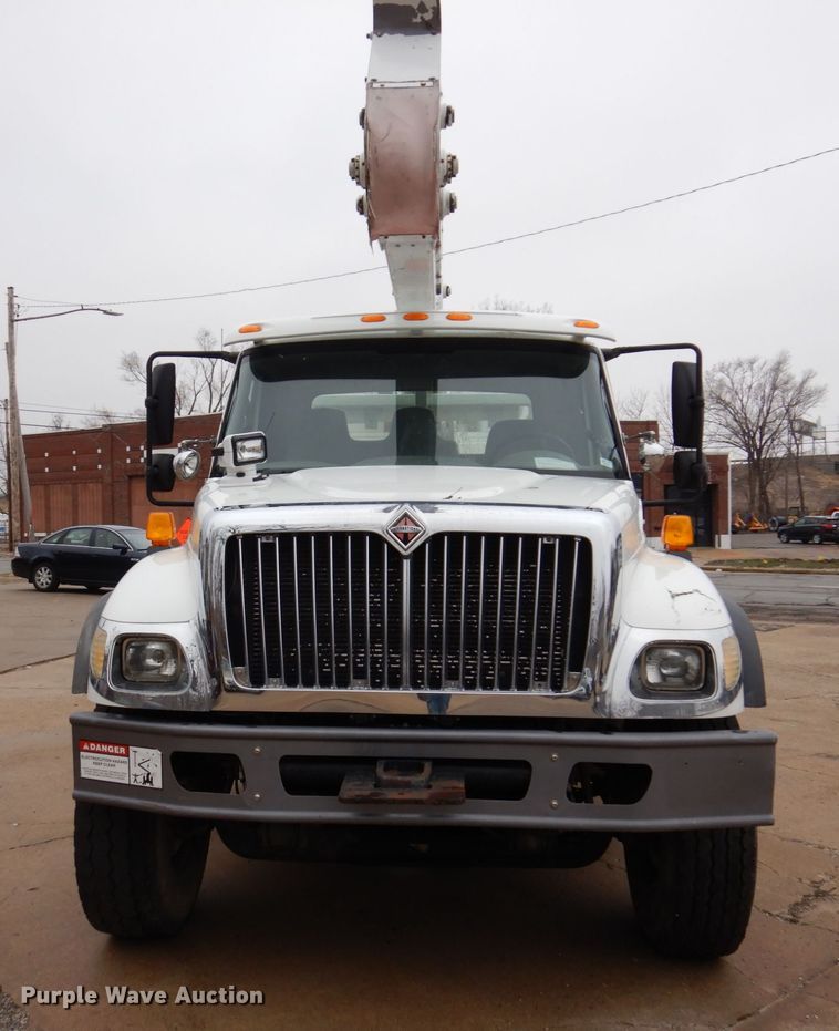 image for item IM9889 2005 International 7400  bucket truck