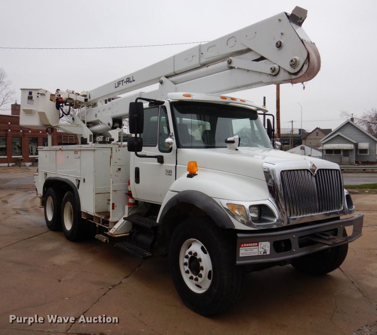 image for item IM9889 2005 International 7400  bucket truck