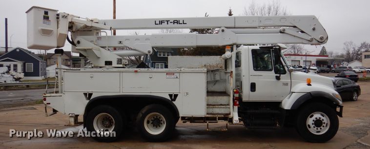 image for item IM9889 2005 International 7400  bucket truck