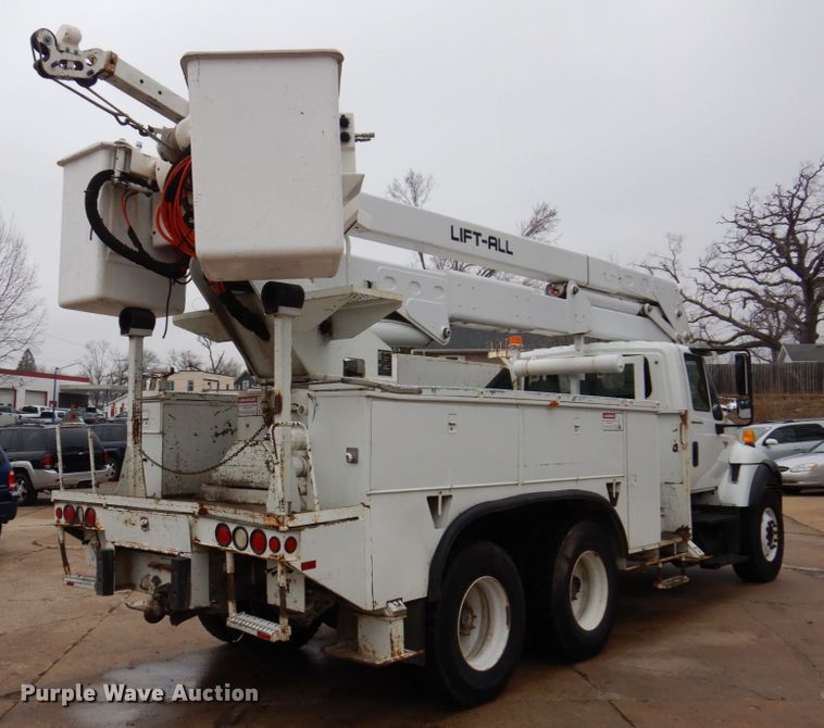 image for item IM9889 2005 International 7400  bucket truck