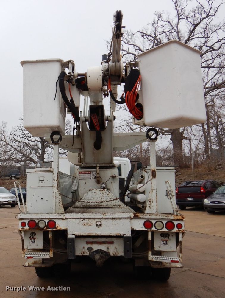 image for item IM9889 2005 International 7400  bucket truck