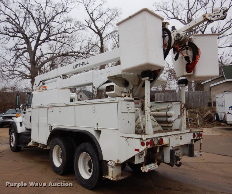 image for item IM9889 2005 International 7400  bucket truck