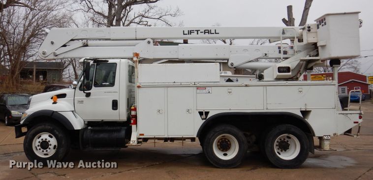 image for item IM9889 2005 International 7400  bucket truck