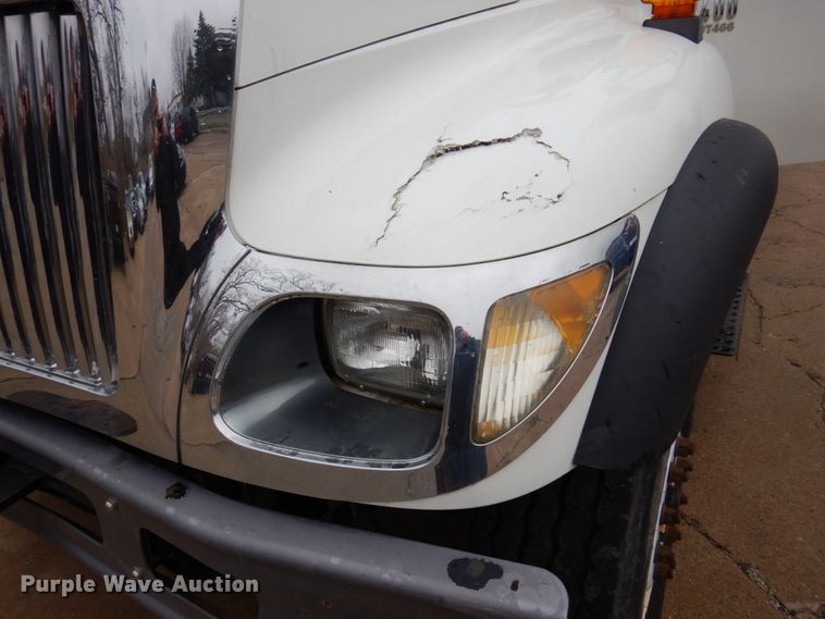 image for item IM9889 2005 International 7400  bucket truck