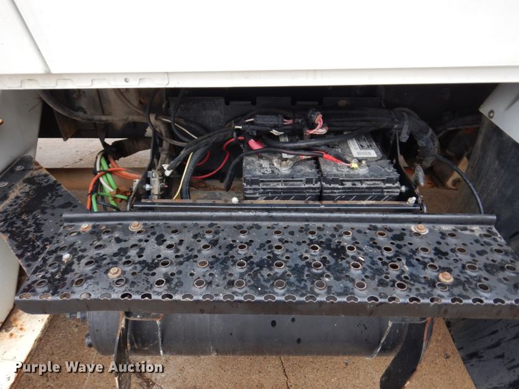 image for item IM9889 2005 International 7400  bucket truck