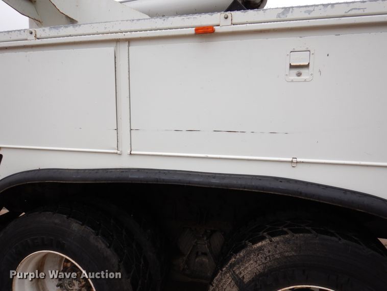 image for item IM9889 2005 International 7400  bucket truck