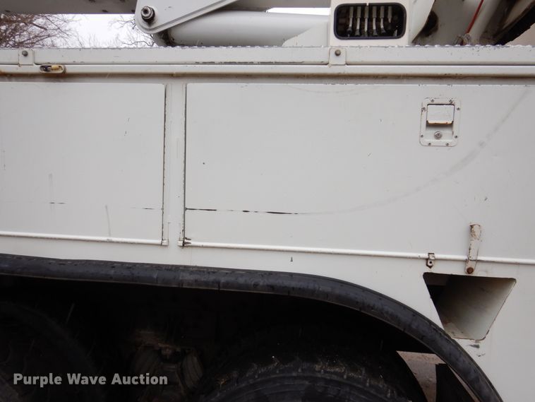 image for item IM9889 2005 International 7400  bucket truck