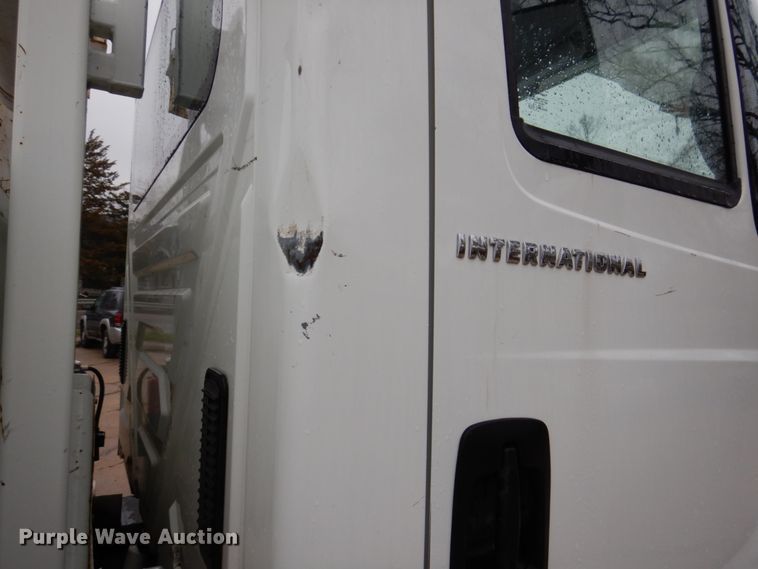 image for item IM9889 2005 International 7400  bucket truck