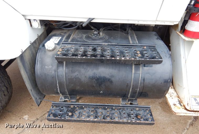 image for item IM9889 2005 International 7400  bucket truck