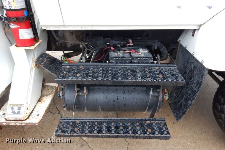 image for item IM9889 2005 International 7400  bucket truck