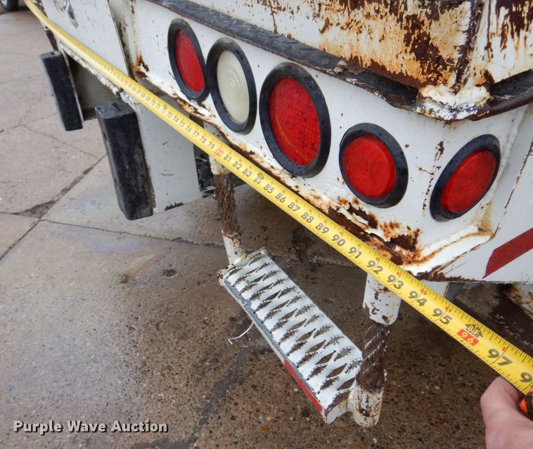 image for item IM9889 2005 International 7400  bucket truck