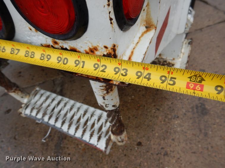 image for item IM9889 2005 International 7400  bucket truck