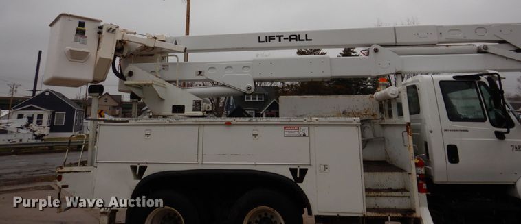 image for item IM9889 2005 International 7400  bucket truck