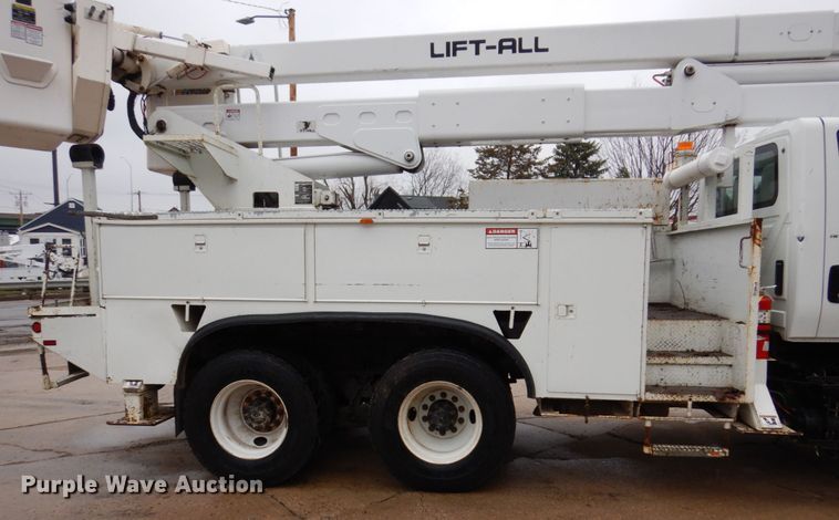 image for item IM9889 2005 International 7400  bucket truck