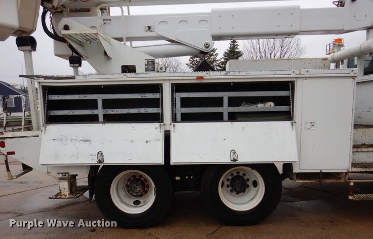 image for item IM9889 2005 International 7400  bucket truck