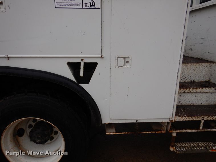 image for item IM9889 2005 International 7400  bucket truck