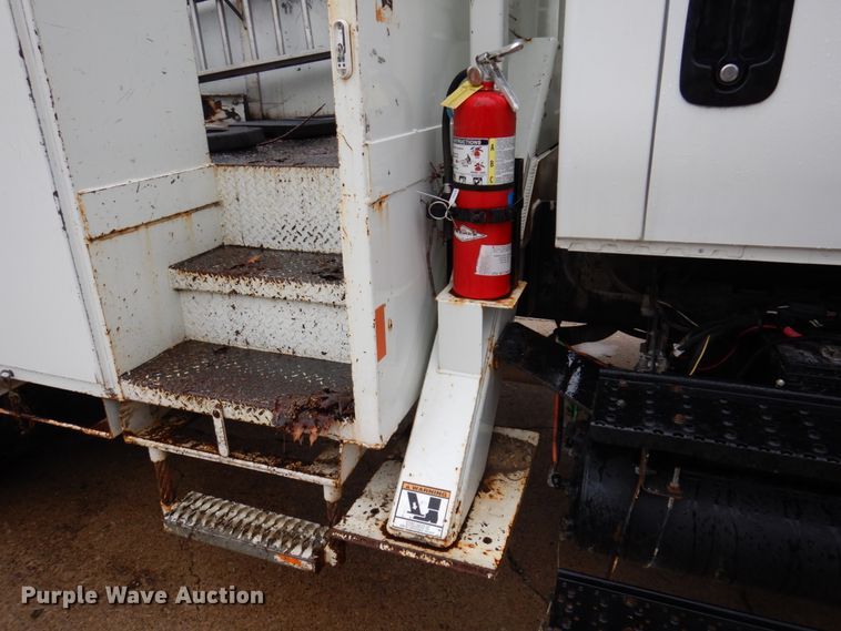 image for item IM9889 2005 International 7400  bucket truck