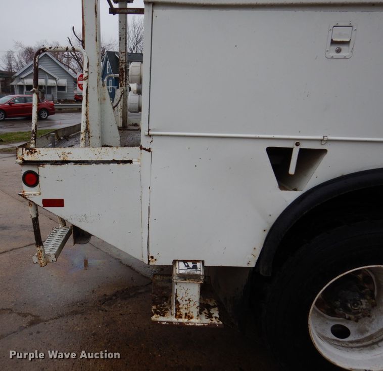 image for item IM9889 2005 International 7400  bucket truck