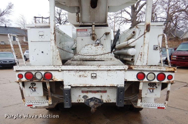 image for item IM9889 2005 International 7400  bucket truck