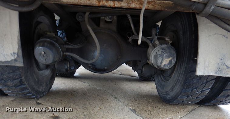 image for item IM9889 2005 International 7400  bucket truck