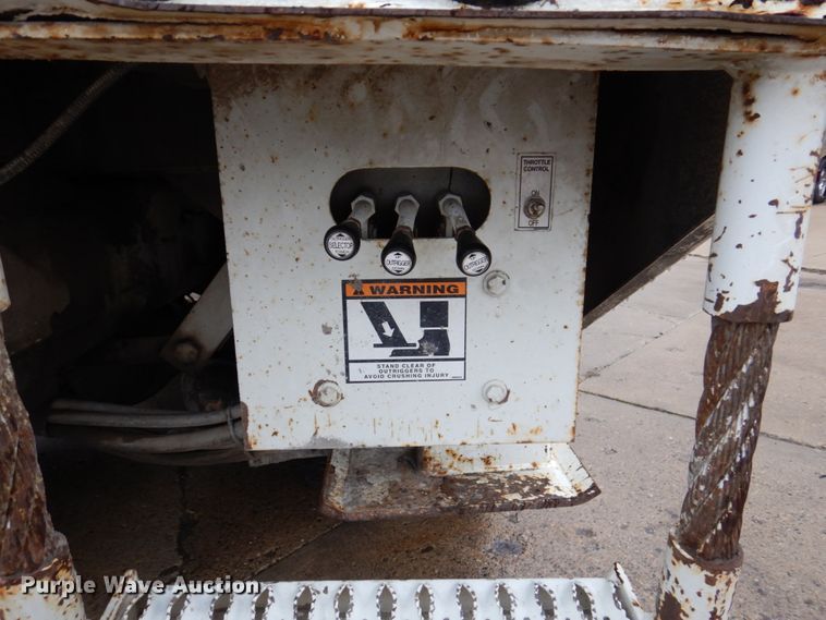 image for item IM9889 2005 International 7400  bucket truck