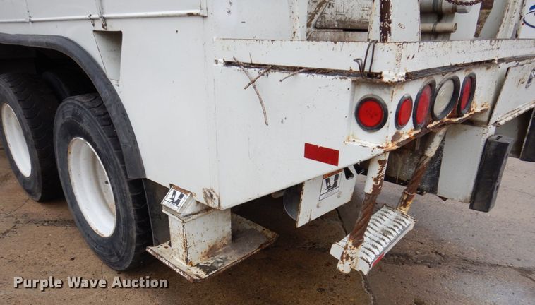 image for item IM9889 2005 International 7400  bucket truck