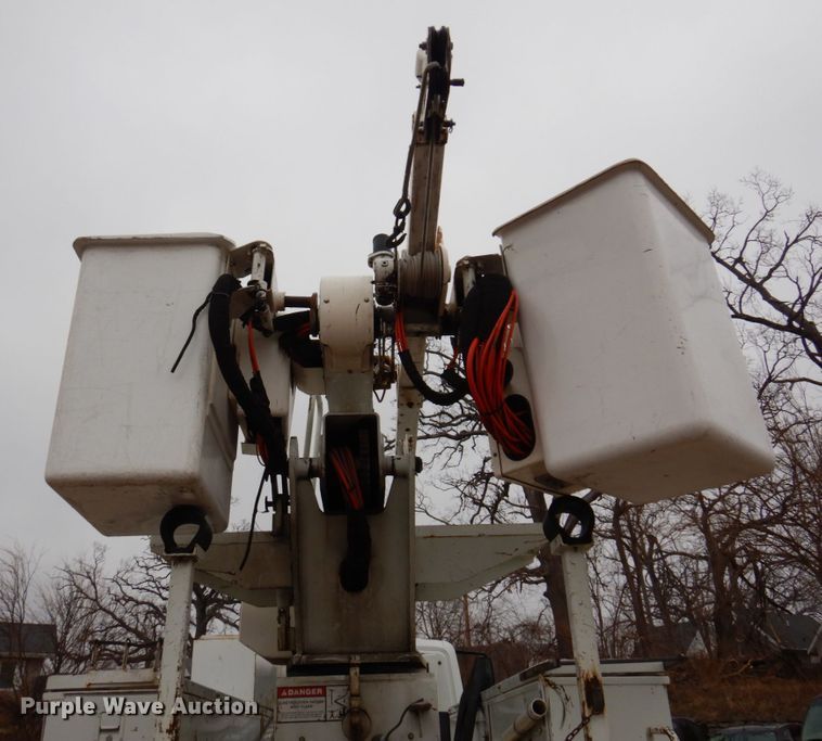 image for item IM9889 2005 International 7400  bucket truck