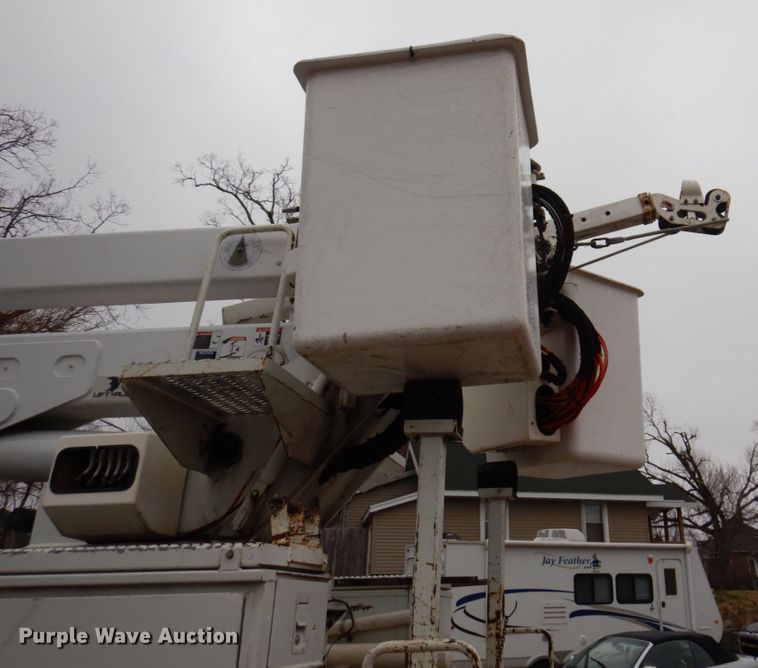 image for item IM9889 2005 International 7400  bucket truck
