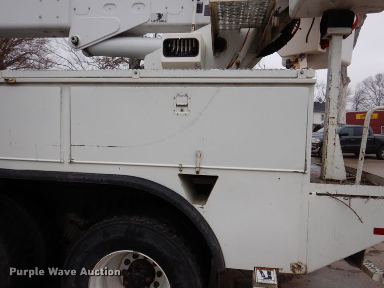 image for item IM9889 2005 International 7400  bucket truck