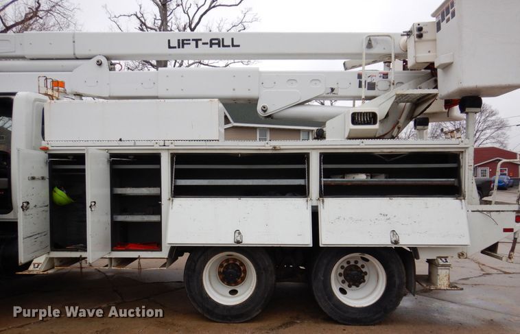 image for item IM9889 2005 International 7400  bucket truck