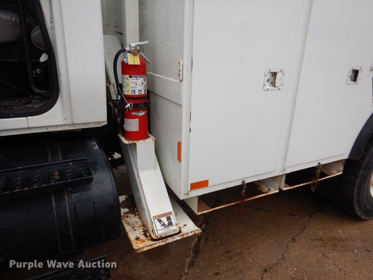 image for item IM9889 2005 International 7400  bucket truck