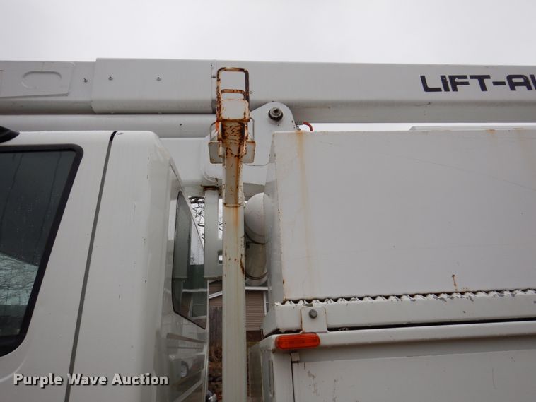 image for item IM9889 2005 International 7400  bucket truck