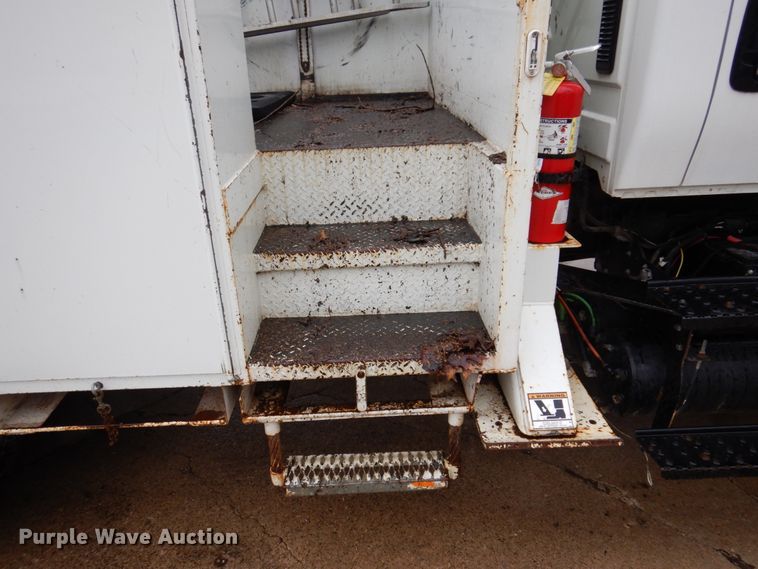 image for item IM9889 2005 International 7400  bucket truck