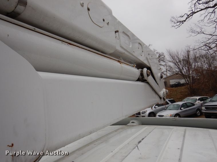 image for item IM9889 2005 International 7400  bucket truck