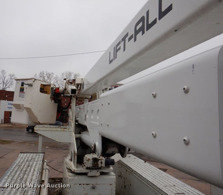 image for item IM9889 2005 International 7400  bucket truck