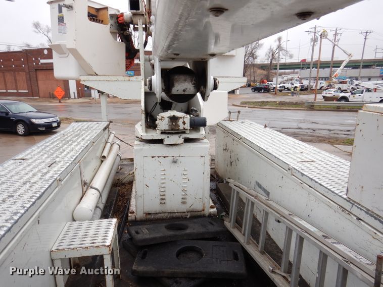 image for item IM9889 2005 International 7400  bucket truck