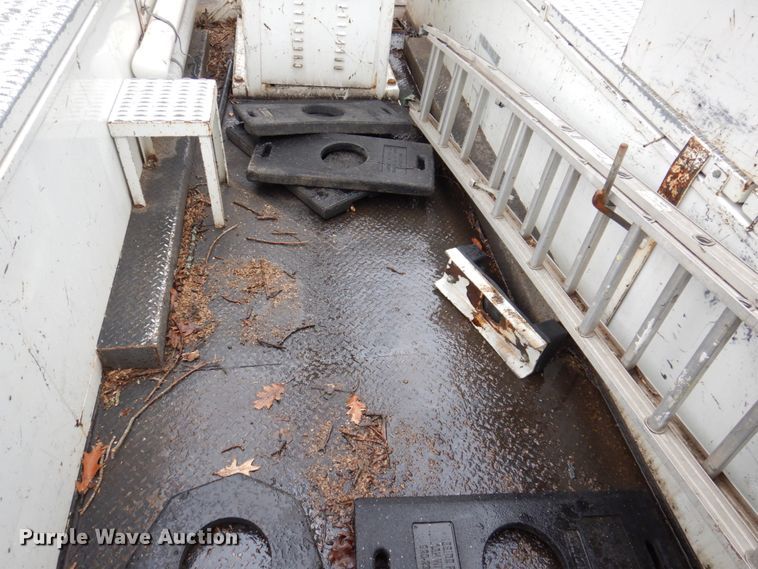 image for item IM9889 2005 International 7400  bucket truck