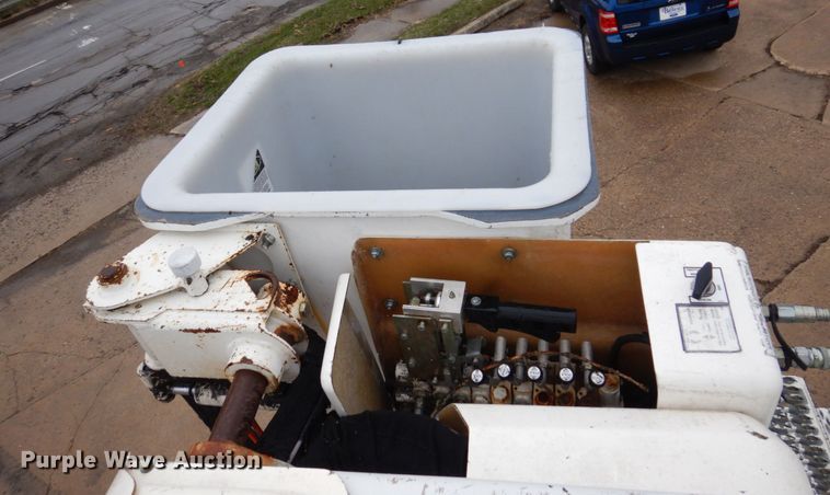 image for item IM9889 2005 International 7400  bucket truck