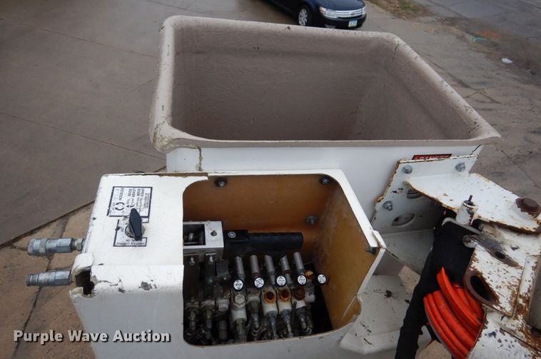 image for item IM9889 2005 International 7400  bucket truck